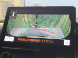 【バックカメラ】駐車時に後方がリアルタイム映像で確認できます。大型商業施設や立体駐車場での駐車時や、夜間のバック時に大活躍!運転スキルに関わらず、今や必須となった装備のひとつです!