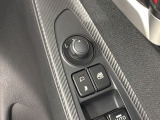 狭い駐車場で便利な電動格納ドアミラーが付いています。