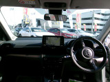 大きなフロントガラスで視界を確保し、視点も高いので運転しやすく安心です!!