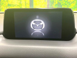 【マツダコネクト】車内の雰囲気にマッチした一体型タイプのディスプレイ。各種車輌設定やBluetooth再生等、様々な機能が楽しめます。専用SDカードのご購入で、ナビ機能も使用出来ます。