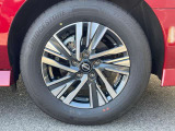 高級感のある純正16インチアルミ☆足元が引き締まって見えますね♪