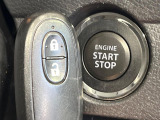 【キーレススタートシステム】カバンやポケットに入れたままでもドアの施錠・解錠が可能なスマートキーを装備。エンジンのオン・オフ時もカギを取り出す必要が無いからとっても便利です♪