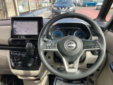 使いやすく安全な操作性と良好な視界を実現した運転席!