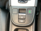 セレクトレバーの下に電子制御パーキングブレーキがあります。スイッチひとつで、停車した地点の傾斜などをシステムが検知・判断してブレーキ力を自動的に最適制御し、しっかり停車できるパーキングシステムです。