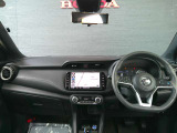 ★インパネ廻りの写真です。フロアーCVTですので、操作がしやすいです。純正ナビ付きですので、ドライブやご旅行にとても便利です。