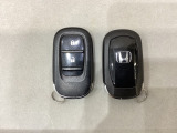 スマートキーを装備しています。鍵を差し込むことなくドアロックの開け閉めと、スタートボタン操作でのエンジンスタートができます。スペアキーも同じものを用意しております。