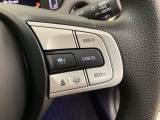 ハンドルにHondaセンシング系のクルーズコントロールやレーンキープアシストなどの操作スイッチが装備されています。ハンドルから手を離さず安全に操作できます。