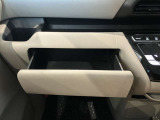 助手席側に引き出しあります☆小物の収納に便利に使えます♪