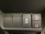 Hondaセンシング用の、VSA(ABS+TCS+横滑り抑制)解除とレーンキープアシストシステムのメインスイッチなどはハンドルの右側に装備しています。