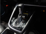 【シフトレバー】自然に手が届きシンプルで直観的に操作できるシフトレバー