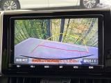 【バックカメラ】駐車時に後方がリアルタイム映像で確認できます。大型商業施設や立体駐車場での駐車時や、夜間のバック時に大活躍!運転スキルに関わらず、今や必須となった装備のひとつです!