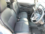 乗り心地良好なフロントシート。