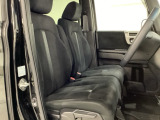 女性でも運転がしやすいように、シートの高さ調整機能(シートリフター)がついています。運転席と助手席の間が空いている為、助手席側への移動がスムーズです。交通量の多い道でも助手席側から乗り降りができます。