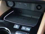 フロントセンタートレイ(ワイヤレス充電器)