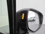 リヤビークルディテクション(後側方警戒システム)。左右斜め後方の車などを検知するとミラー部が点灯してドライバーに教えてくれます。車線変更時などに便利な機能です。