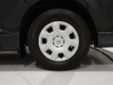 純正ホイールキャップが装着されており、タイヤサイズは195/80R/15(商用車用)です。