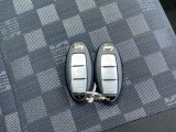 インテリジェントキーです!ポケットやかばんの中に入れたままでもドアロックの開閉からエンジンの始動・停止ができます。