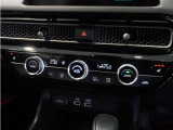 【オートエアコン】温度を設定すれば自動で快適な車内温度を保ちます。エアコン内部の高性能脱臭フィルターで車内のアレルゲンや花粉を除去。
