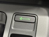 【ECONスイッチ(ECONモード)】エンジンだけでなく、エアコンなども含めてクルマ全体を燃費優先で自動制御。早く車内を涼しくしたい夏場など、空調を優先したい時には、スイッチを押してOFFにできます。