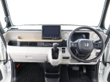 操作性に優れた運転席となります!小物入れや各ボタンの配置にこだわり、使いやすいです!座り心地もよく視認性も良好なのでロングドライブもお任せ下さい!