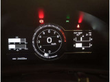 とっても見やすいメーターです。夜間時はラグジュアリーな気分にさせてくれる照明が魅力ですので、夜のドライブも楽しみになりますよ♪