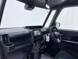 ダイハツのお店では、ダイハツ車を知り尽くしたプロフェッショナルが、専用の診断機器を使って各システムを点検しております。