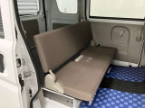 【リヤシート】折り畳み式のベンチシート。短距離移動や作業者には十分です。