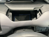 運転席の前に収納スペースが有ります☆小物類などすっきり収納♪便利なUSB電源付き♪