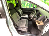 運転席まわりには十分なスペースがあり、大柄な方でもゆったり運転していただける環境です。