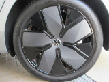 19インチ純正アルミホイールでございます。カッコイイホイールデザインでよりスタイリッシュに見えます☆
