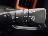 【オートライト】車外の明るさに応じて、自動的にライトの点灯・消灯をしてくれます。