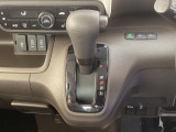 自然に手が届き、操作性の良いインパネシフトに、パーキングブレーキは、フットブレーキタイプなので、運転席と助手席の間はすっきりしています。