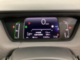 デジタル表示のスピードメーターとタコメーター、燃費やオドメーターなどの表示の他に、ホンダセンシング機能などの表示もできる多機能なマルチインフォメーション・ディスプレイです。