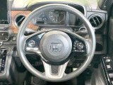 インテリアに合わせたデザインのステアリングは、運転される方のことも考え、運転しやすい形状、大きさです。是非一度、実際に触ってお確かめください。