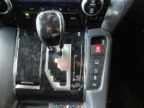 高級車の定番、ゲート式シフト。マニュアル感覚でシフトチェンジできる7速シーケンシャルシフトマチック搭載。