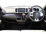 操作性に優れた運転席となります!小物入れや各ボタンの配置にこだわり、使いやすいです!座り心地もよく視認性も良好なのでロングドライブもお任せ下さい!