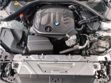 【BMWエンジン】革新的なガソリン・エンジン・テクノロジーによる高性能かつ高効率。レスポンスの良いパワーを発揮。常にスムーズな吸気を実現しアクセル開度にダイレクトに反応しドライビングを楽しく演出。
