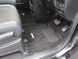 【フロントのフロアマット】前席は純正フロアマット付きです。大きな汚れもなく、使用感も少なめで綺麗な状態です。