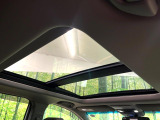 【パノラマルーフ】大型のガラスルーフ搭載で車内の解放感が一気にアップ!開放的なドライブをお楽しみいただけます。