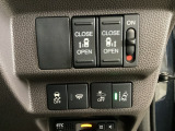両側電動スライドドアは運転席から操作ができるよう、操作スイッチが付いています。Hondaセンシング用のVSA(ABS+TCS+横滑り抑制)解除と路外逸脱抑制機能のオンオフスイッチなどがあります。