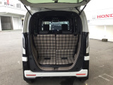 後席を倒さなくても、ゆとりある荷室。チェック柄の部分は撥水ファブリックなので、汚れた際のお手入れもラクですよ。