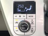 【オートエアコン】一度お好みの温度に設定すれば、車内の温度を検知し風量や温度を自動で調整。暑い&hellip;寒い&hellip;と何度もスイッチ操作をする必要はありません。快適な車内空間には必須の機能ですね♪