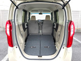 後席を格納すると、これだけの広さが!シーンに合わせたシートアレンジで、大きな荷物も積むことが出来ます♪