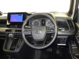 運転席まわりです。 各操作スイッチは使いやすい位置に配置されてます。
