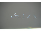 運転手の目の前のガラスにスピードメーター等を表示してくれるヘッドアップディスプレイ。視線の移動が少なくてすむので運転に集中できます。