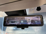 後席が荷物で塞がっている時などに、クリアな後方視界を表示してくれる、インテリジェントルームミラー