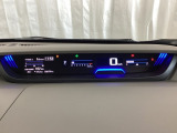 デジタル表示のスピードメーターとタコメーターを大きく配した見やすいメーター部になっています。左側のインフォメーション画面でオドメーターや燃費などの情報を確認できます。