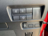 運転席右側のスイッチ類も操作しやすい場所にございます♪