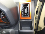 運転席のカップホルダーはエアコンの吹き出し口の前にありますので冷やしたり温めたり出来ます☆