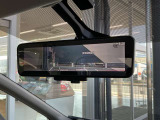 スマートルームミラーは、車両後方に設置されたカメラの映像を、ルームミラーに映し出すことで、死角をなくし、安全性を向上させることができます。また、夜間や雨天時でも、クリアな映像を映し出すことができます。